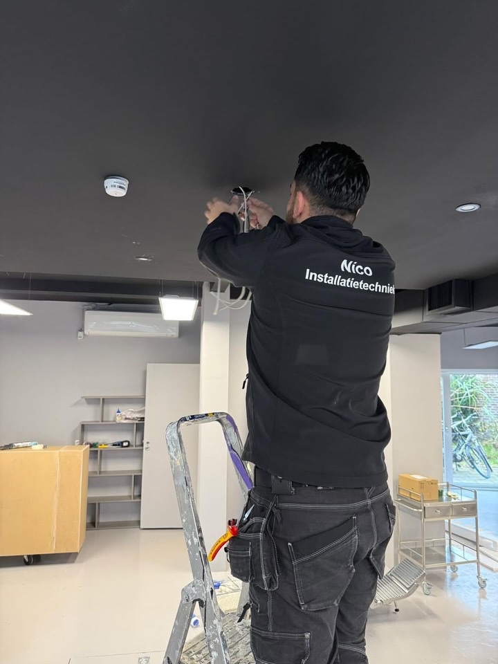 Nico aan het werk bij een elektrische installatie